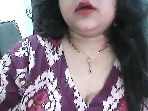 radhikkaa Adlı Modelin Canlı XXX Sohbeti