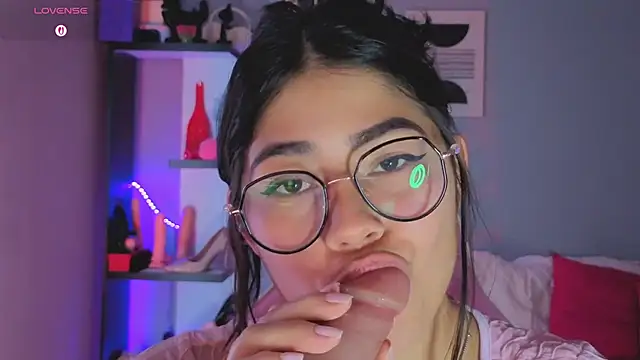 Pokazy przed kamerką – LoaLuxury