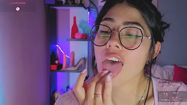 LoaLuxury: διαδικτυακό σόου στην κάμερα