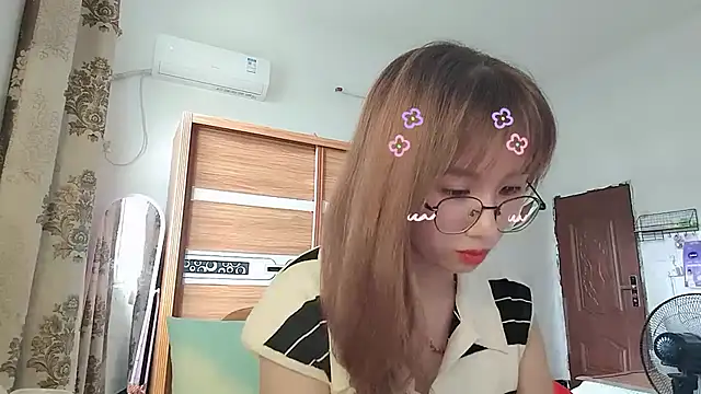 Lili_666 Adlı Modelin Canlı XXX Sohbeti