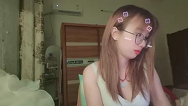 Lili_666 Adlı Modelin Canlı XXX Sohbeti