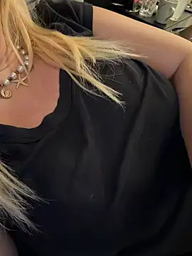 Hornyblond_Bella 现场XXX聊天