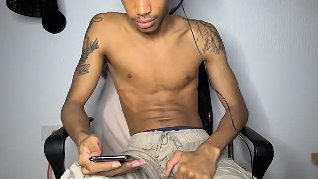 BlackBullTitus Show in webcam