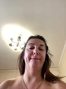 Dina0908: διαδικτυακό σόου στην κάμερα