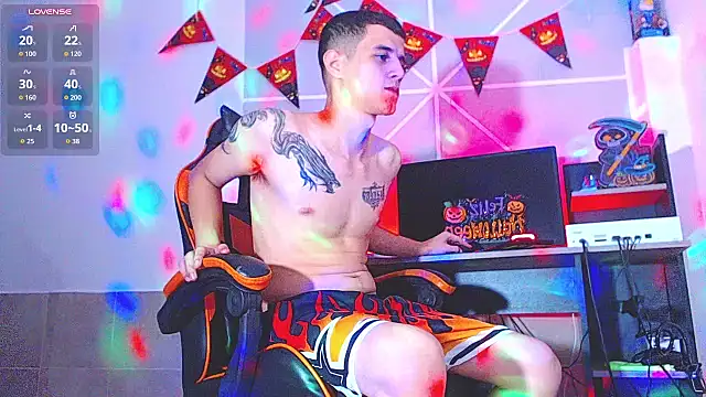 ADAM_HOT Show in webcam