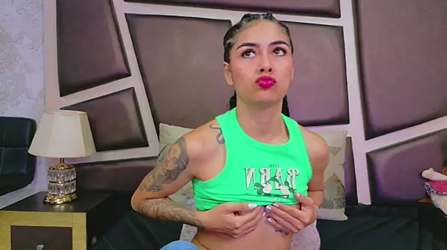 NicoleEsposito Webcam show