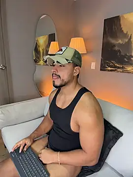 Show modela ApoloMakris na web-kameri