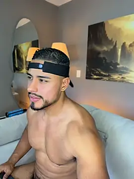 Show modela ApoloMakris na web-kameri