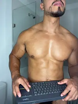 Show modela ApoloMakris na web-kameri