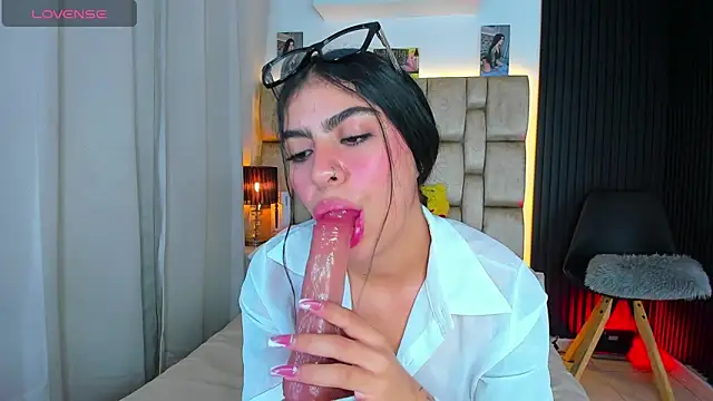 little_sophie18 Show Webcam