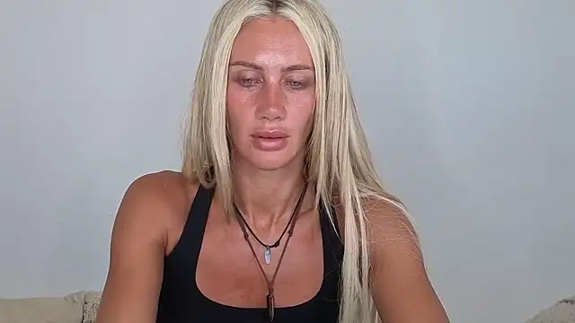 Elsa_24: διαδικτυακό σόου στην κάμερα