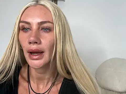 Elsa_24 Show in webcam