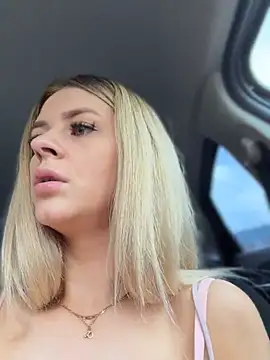 Love_Bri Show in webcam