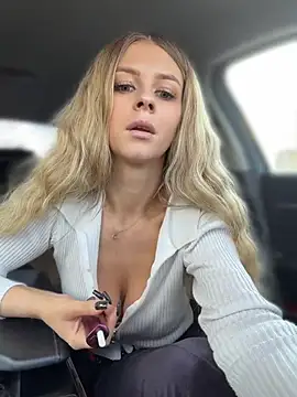 Love_Bri: διαδικτυακό σόου στην κάμερα