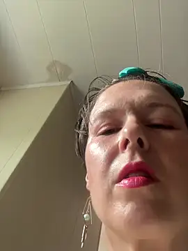 הופעת וובקאם של CUMFOREVERY1nTitTiES2