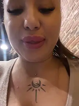 beautydiamond: διαδικτυακό σόου στην κάμερα