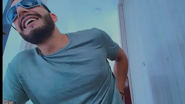 צ'אט XXX בשידור חי של thomas_gun