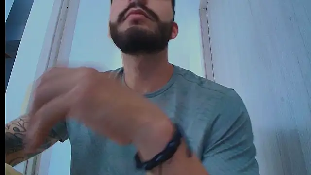 צ'אט XXX בשידור חי של thomas_gun