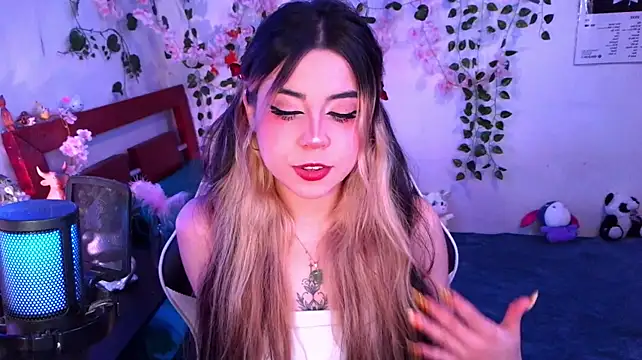 Kittyuwu_'s Webcam Show