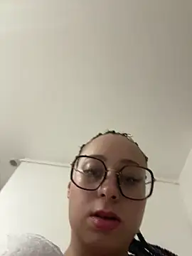queenlo_xxx Show in webcam