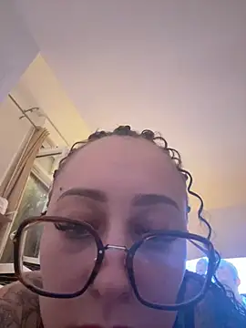 queenlo_xxx Show in webcam