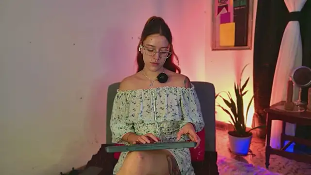 Ginger-Foxy Show in webcam