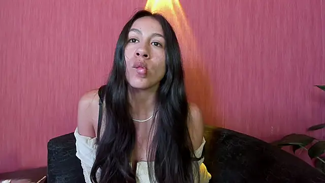 EmiGomez_'s Live XXX Chat