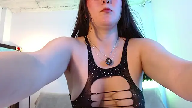 Show modela Elle_Lee_ na web-kameri