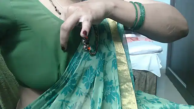 sunitha-3's Live XXX Chat