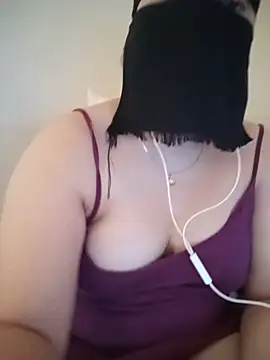 Lara-_-28's Live XXX Chat