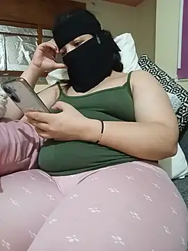 Lara-_-28's Webcam Show