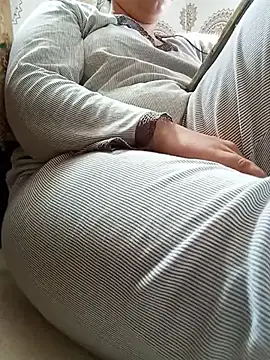 Lara-_-28's Webcam Show
