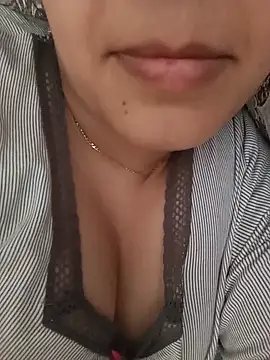 Lara-_-28 Webcam-Show