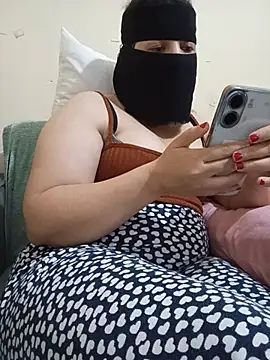 Lara-_-28's Live XXX Chat