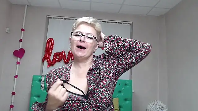 EmiliaGree's Live XXX Chat