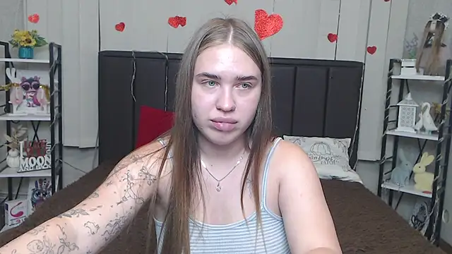 LauraHlot Show in webcam