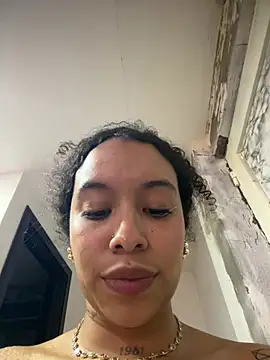 Pertunjukan Kamera Web MarieLeon