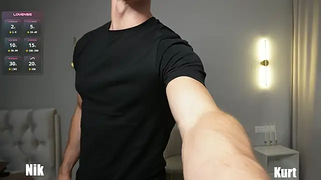 הופעת וובקאם של Nik_Sharp
