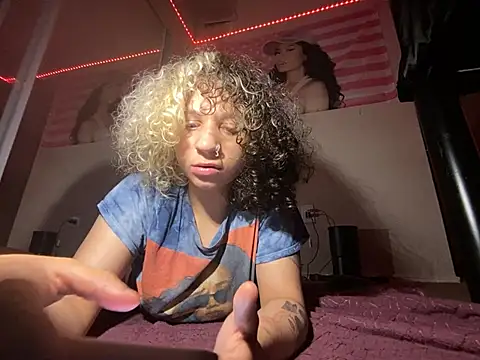 XXX chat uživo modela Creolegirl19