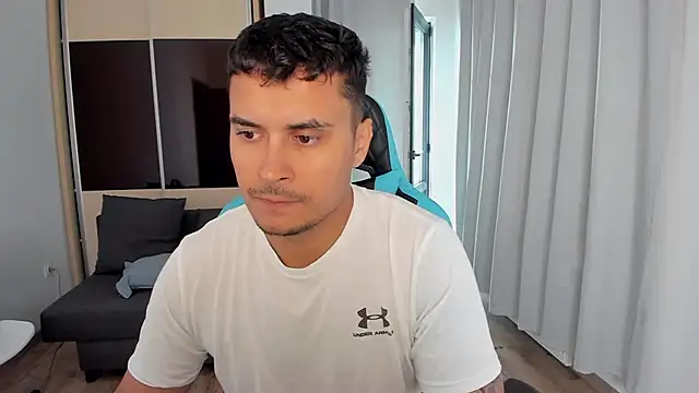 Show modela MatMalonne na web-kameri