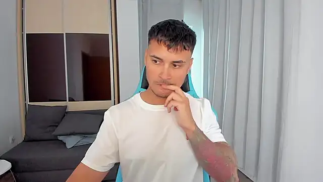 Show modela MatMalonne na web-kameri
