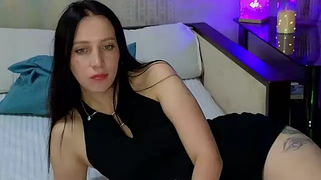 MonicaSweetx: διαδικτυακό σόου στην κάμερα