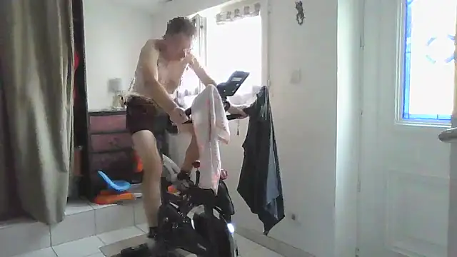 Show de naturiste974 na webcam