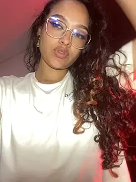 Chat XXX en directo de EMILYY_FOXY