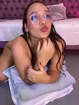 EMILYY_FOXY Chat XXX in diretta