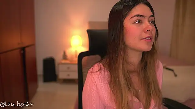 Lau_Bee Adlı Modelin Canlı XXX Sohbeti