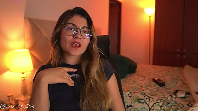 Lau_Bee Adlı Modelin Canlı XXX Sohbeti