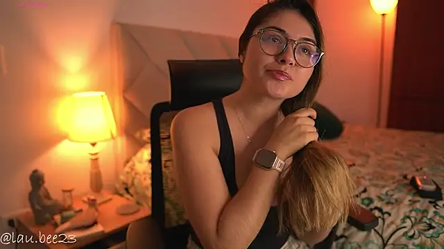 Lau_Bee Adlı Modelin Canlı XXX Sohbeti