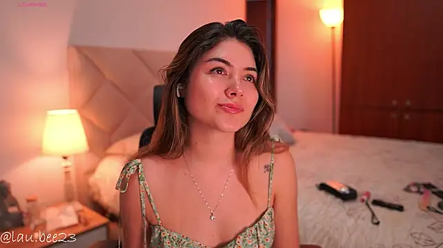 Lau_Bee Chat XXX in diretta