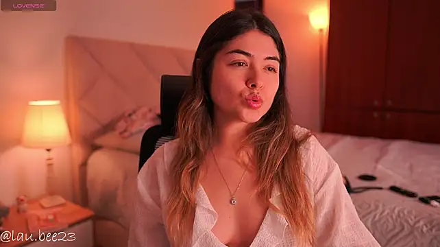 Lau_Bee Live XXX-Chat